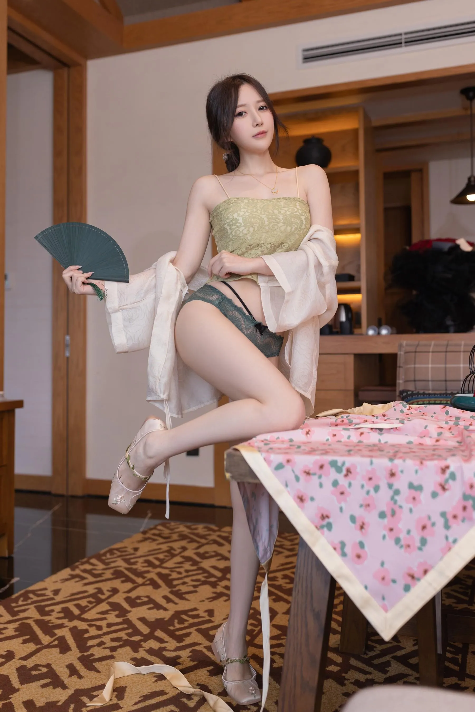 NO.0001 秀人名模鱼子酱Fish内部私购不上架写真 真空露乳 [74P]插图2